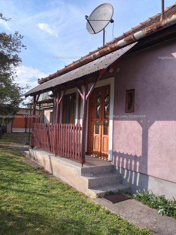 bejárat (kívülről)