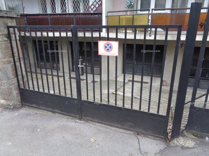 bejárat (kívülről)