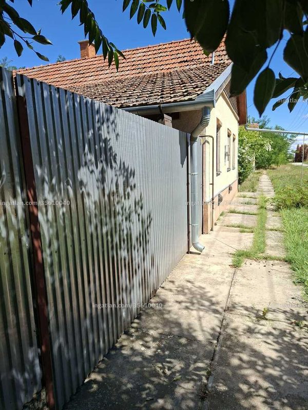 bejárat (kívülről)