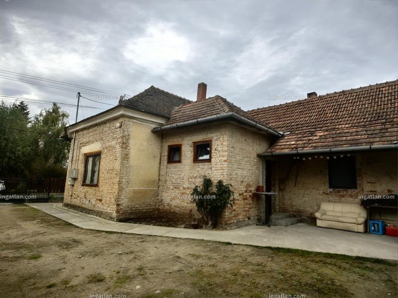 bejárat (kívülről)