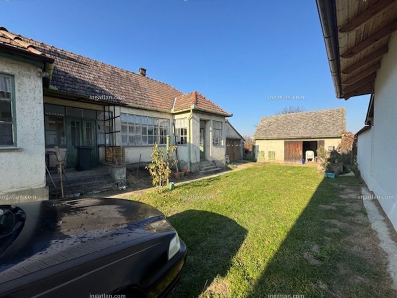 bejárat (kívülről)