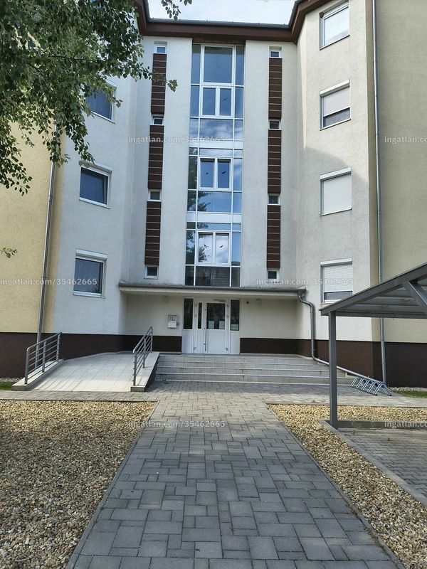 bejárat (kívülről)
