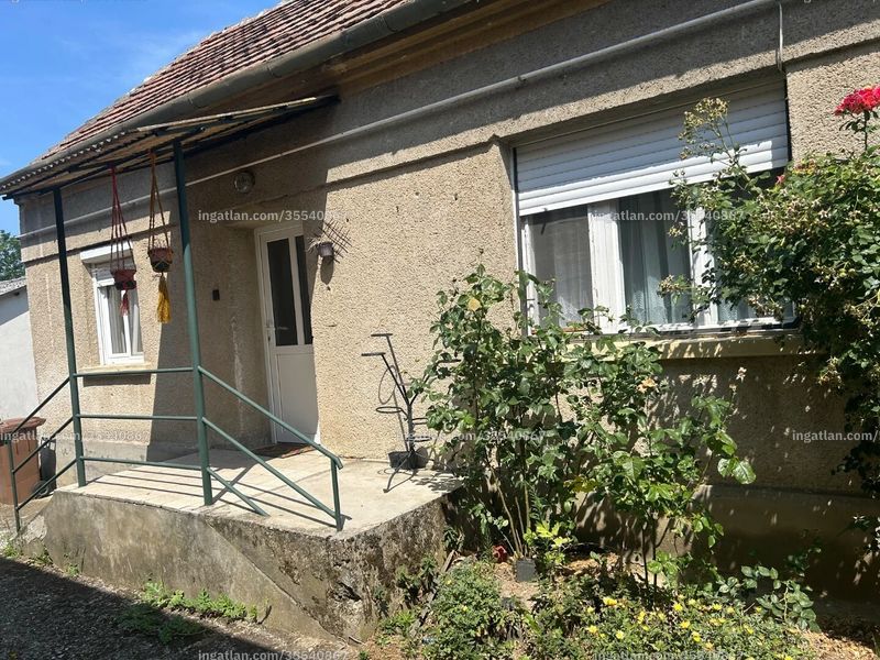 bejárat (kívülről)