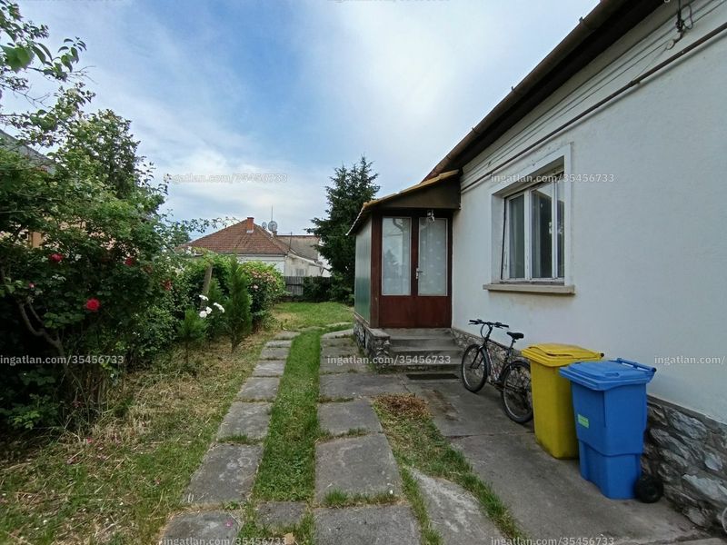 bejárat (kívülről)