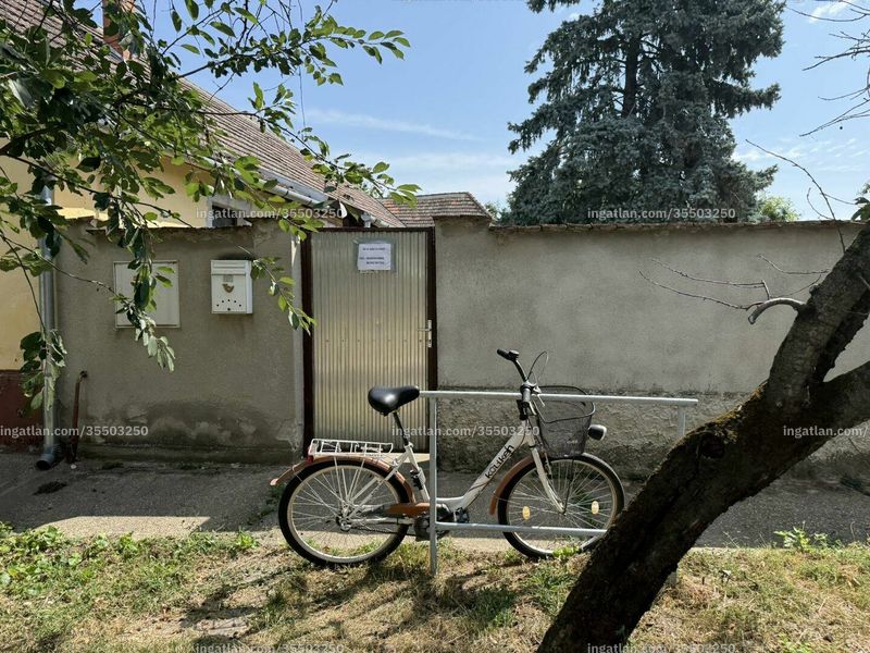 bejárat (kívülről)