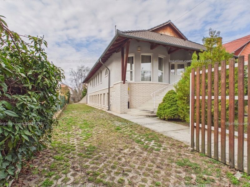 bejárat (kívülről)