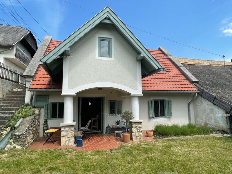 bejárat (kívülről)
