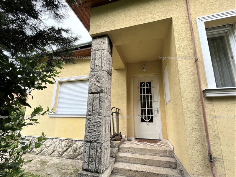 bejárat (kívülről)