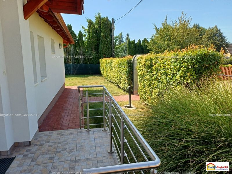 bejárat (kívülről)