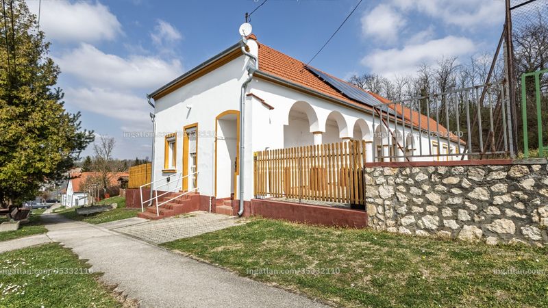 bejárat (kívülről)