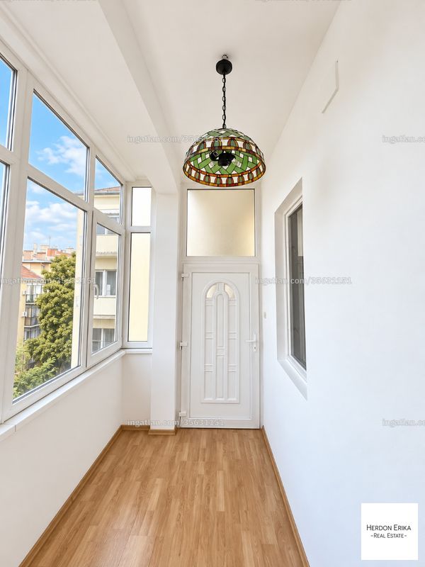 bejárat (kívülről)