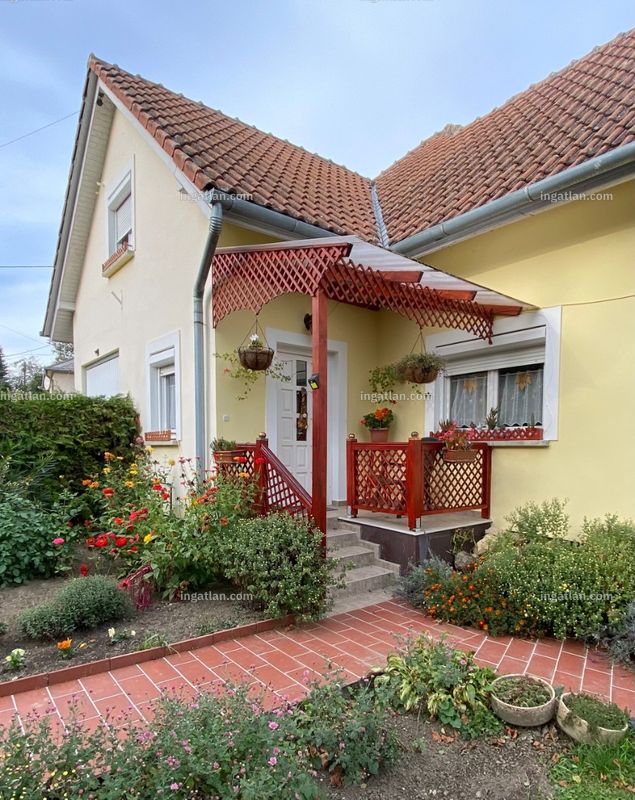 bejárat (kívülről)