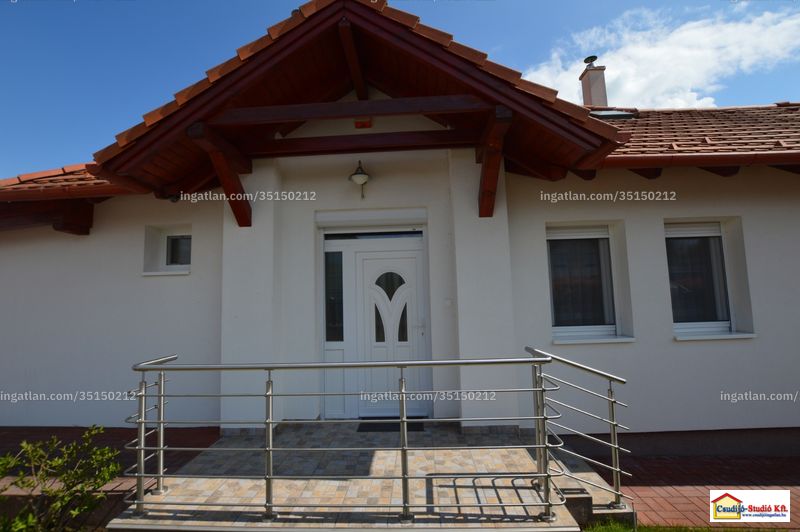 bejárat (kívülről)