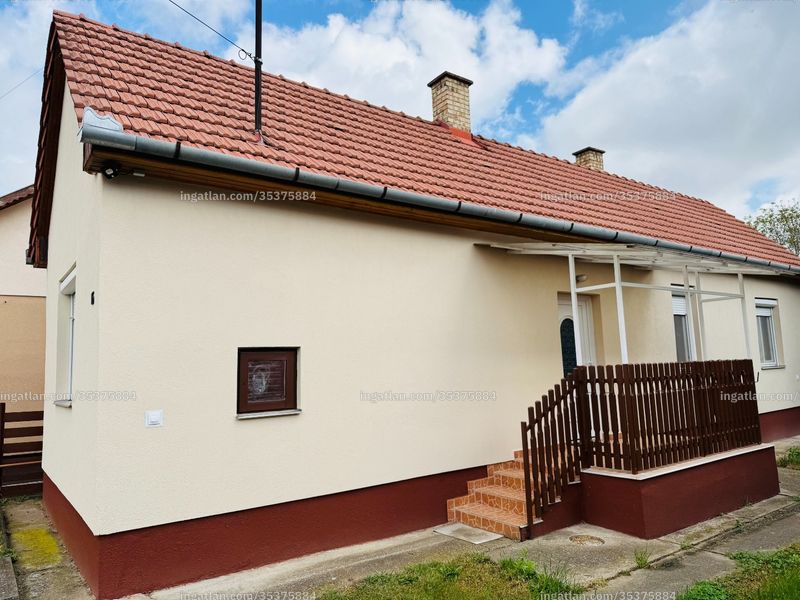 bejárat (kívülről)