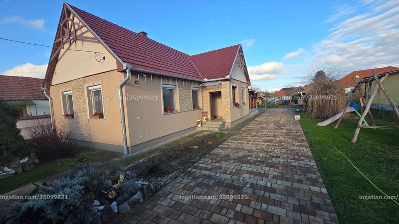bejárat (kívülről)