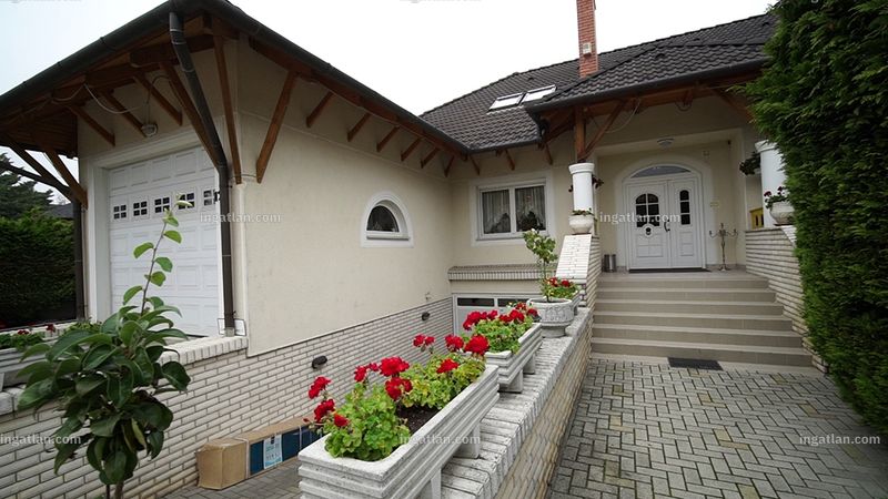 bejárat (kívülről)