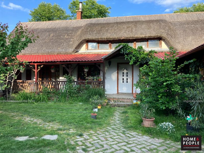 bejárat (kívülről)
