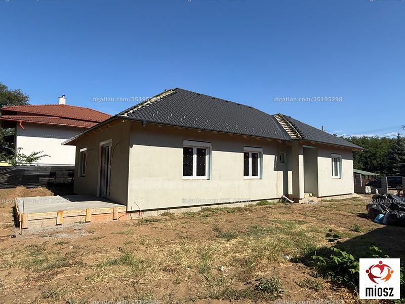 bejárat (kívülről)