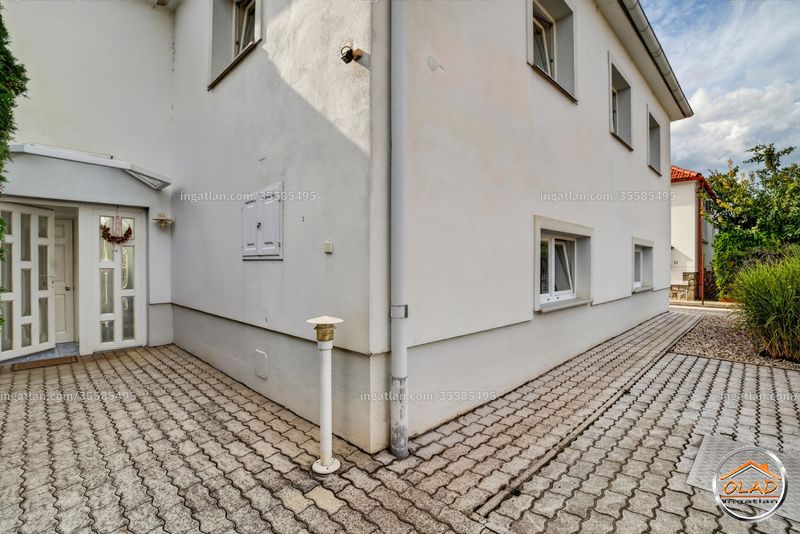 bejárat (kívülről)