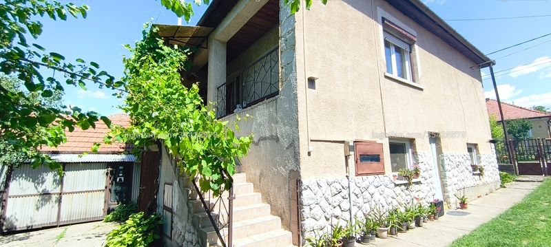 bejárat (kívülről)