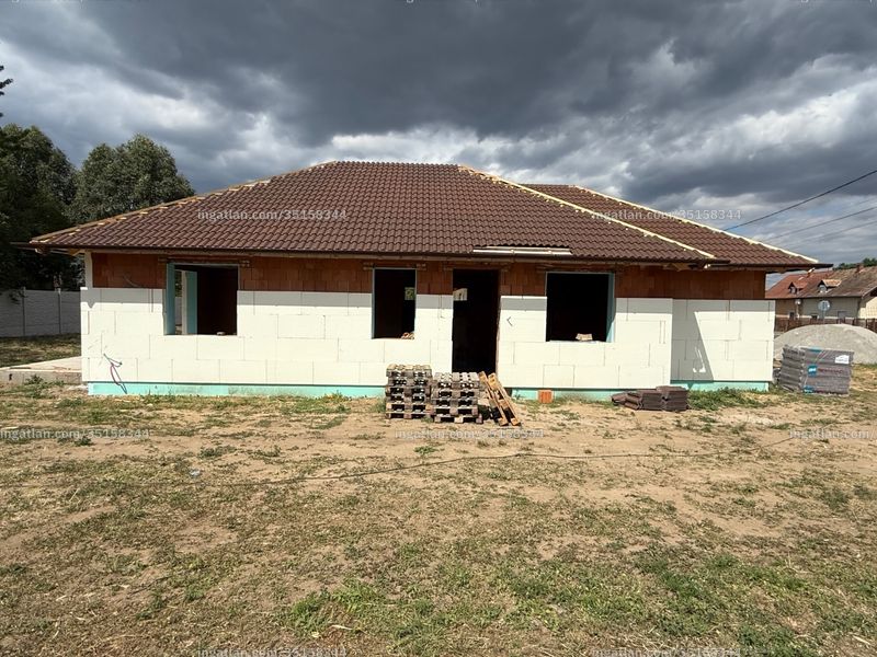 bejárat (kívülről)
