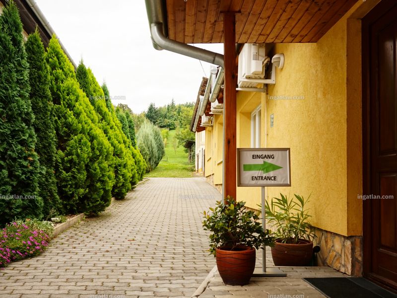 bejárat (kívülről)