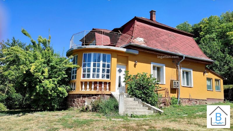 bejárat (kívülről)