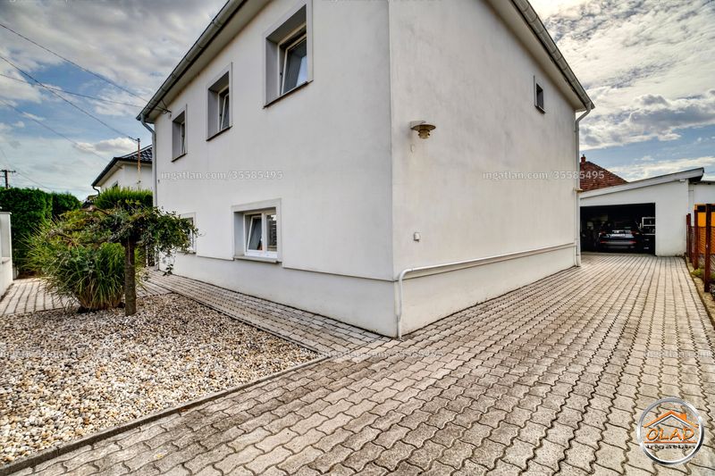 bejárat (kívülről)