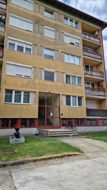 bejárat (kívülről)