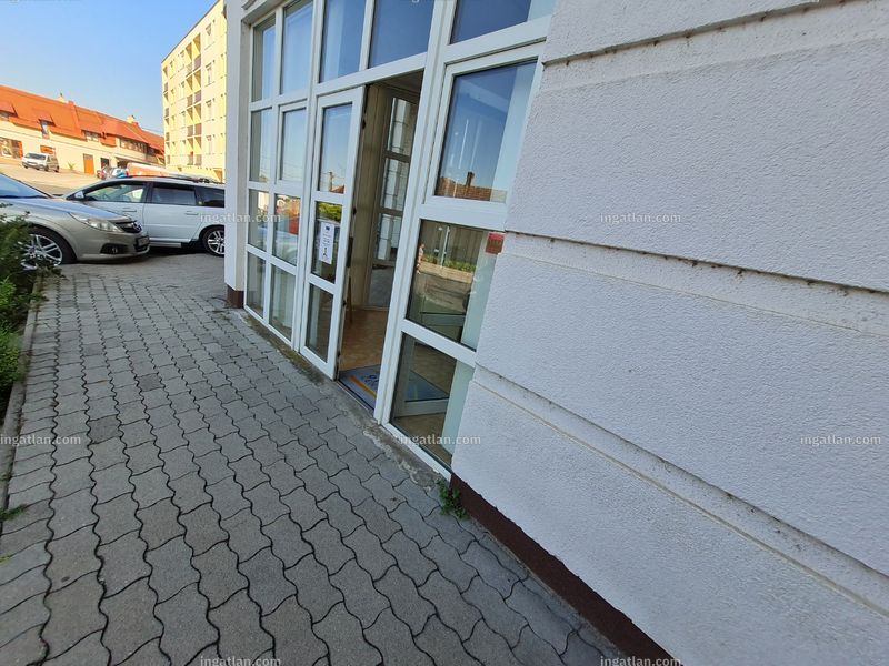 bejárat (kívülről)
