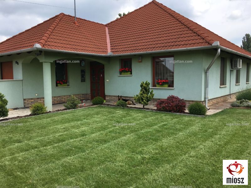 bejárat (kívülről)
