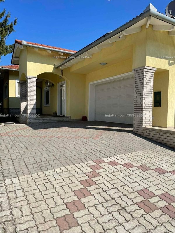 bejárat (kívülről)