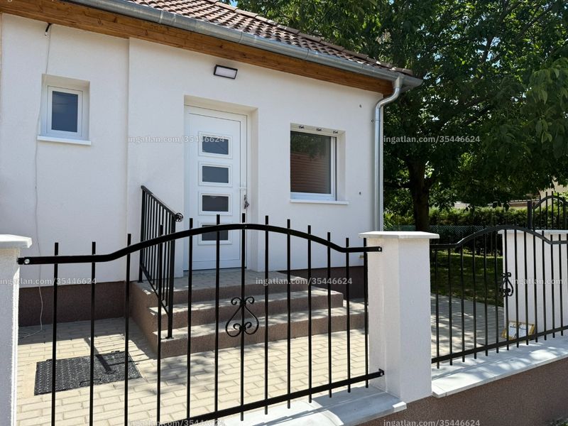 bejárat (kívülről)