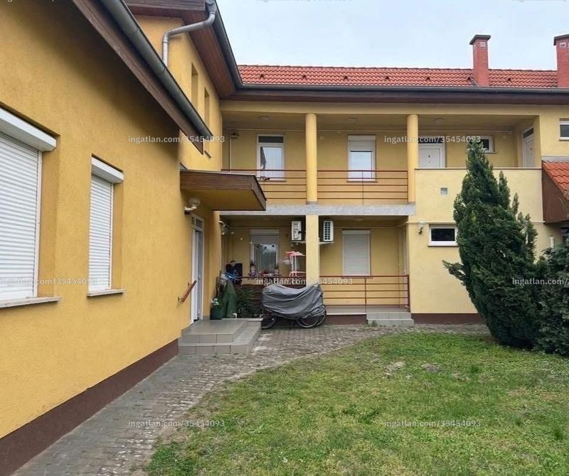 bejárat (kívülről)