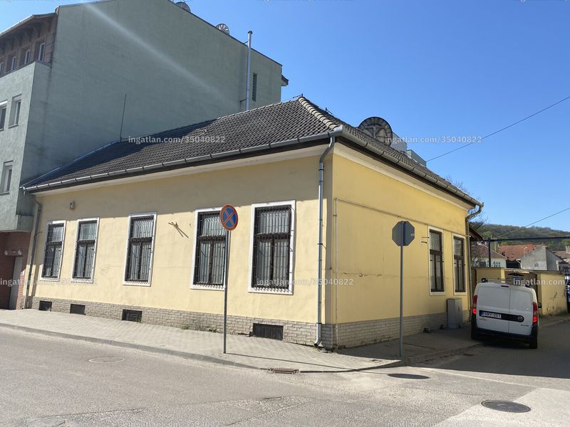 bejárat (kívülről)